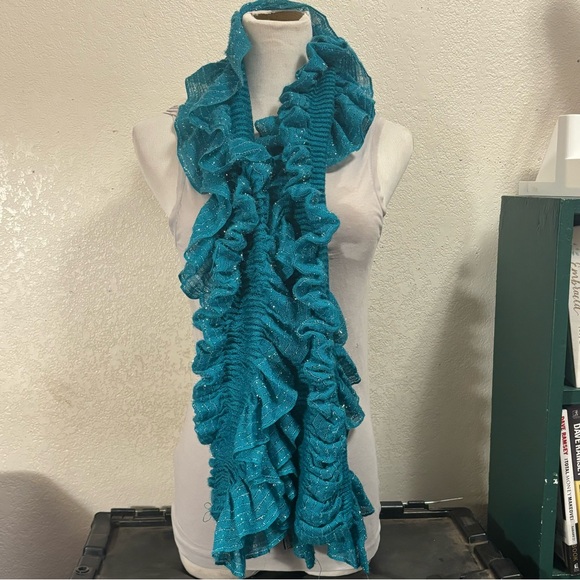 Elegant scrunchie scarf in turquoise - Picture 6 of 11